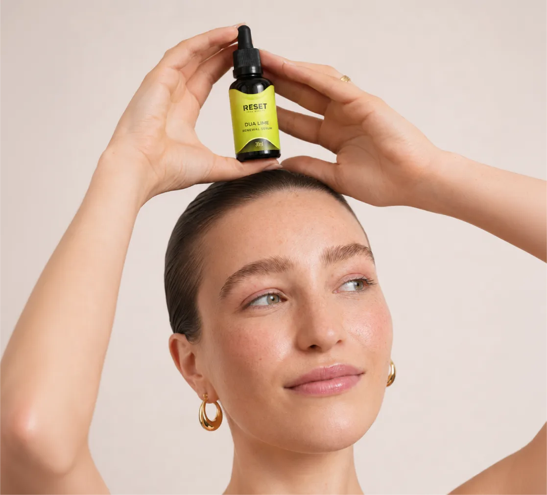 Primer plano de una mujer con el frasco de Dua Lime junto al rostro