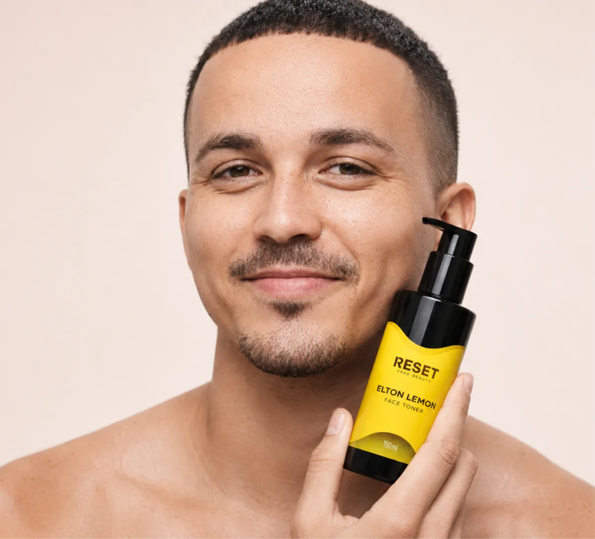 Primer plano de una mujer con el frasco de Elton Lemon junto al rostro