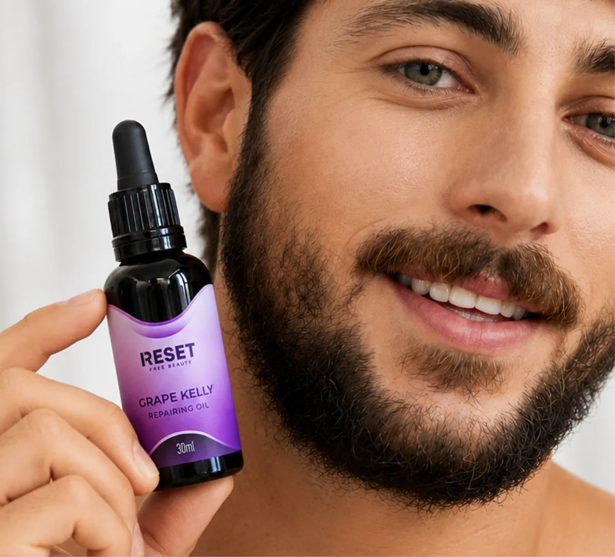 Primer plano de una mujer con el frasco de Grape Kelly junto al rostro