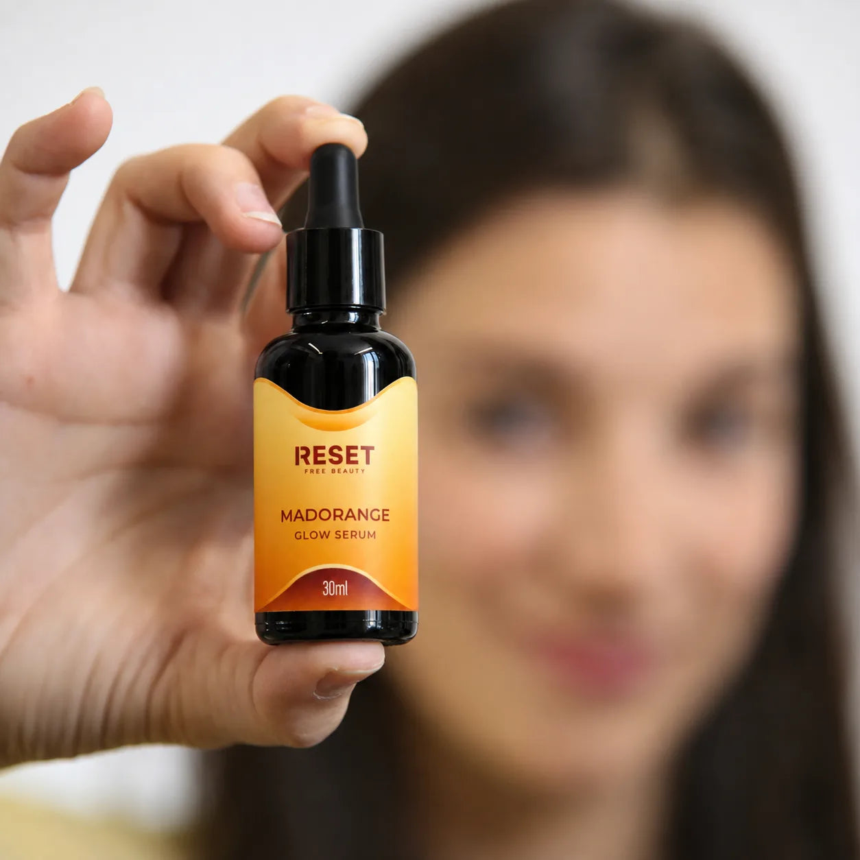 Mujer sosteniendo el frasco de Madorange