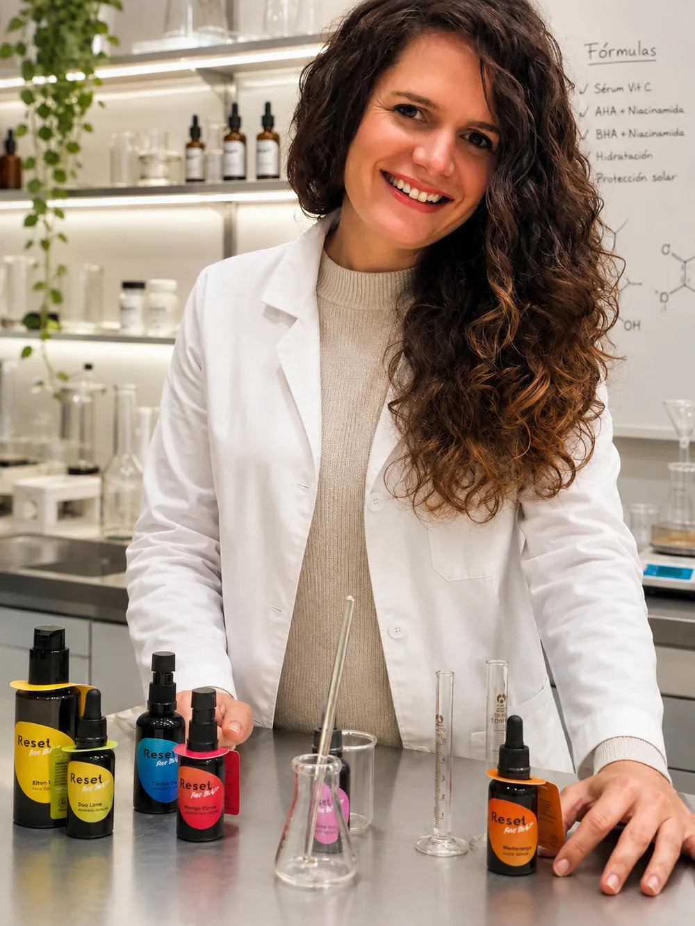 Alba Moneo, fundadora de Reset Free Beauty, en el laboratorio